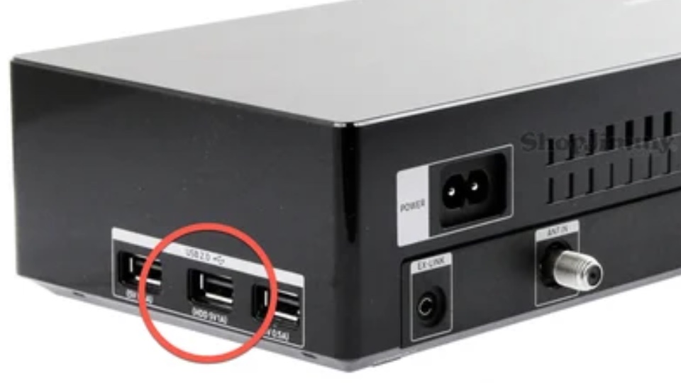 USB drive being inserted into Samsung Frame TV port